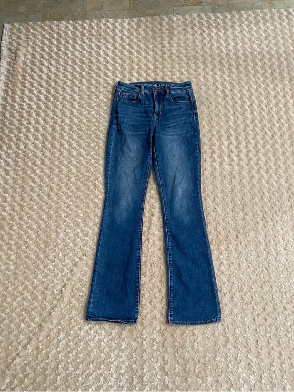 American Eagle women size 4 Long kick bootcut jeans feature a high-waisted fit